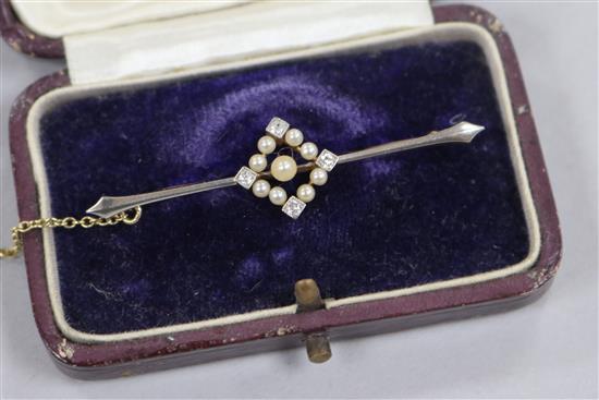 An Edwardian 15ct gold, diamond and seed pearl cluster set bar brooch, 48mm.